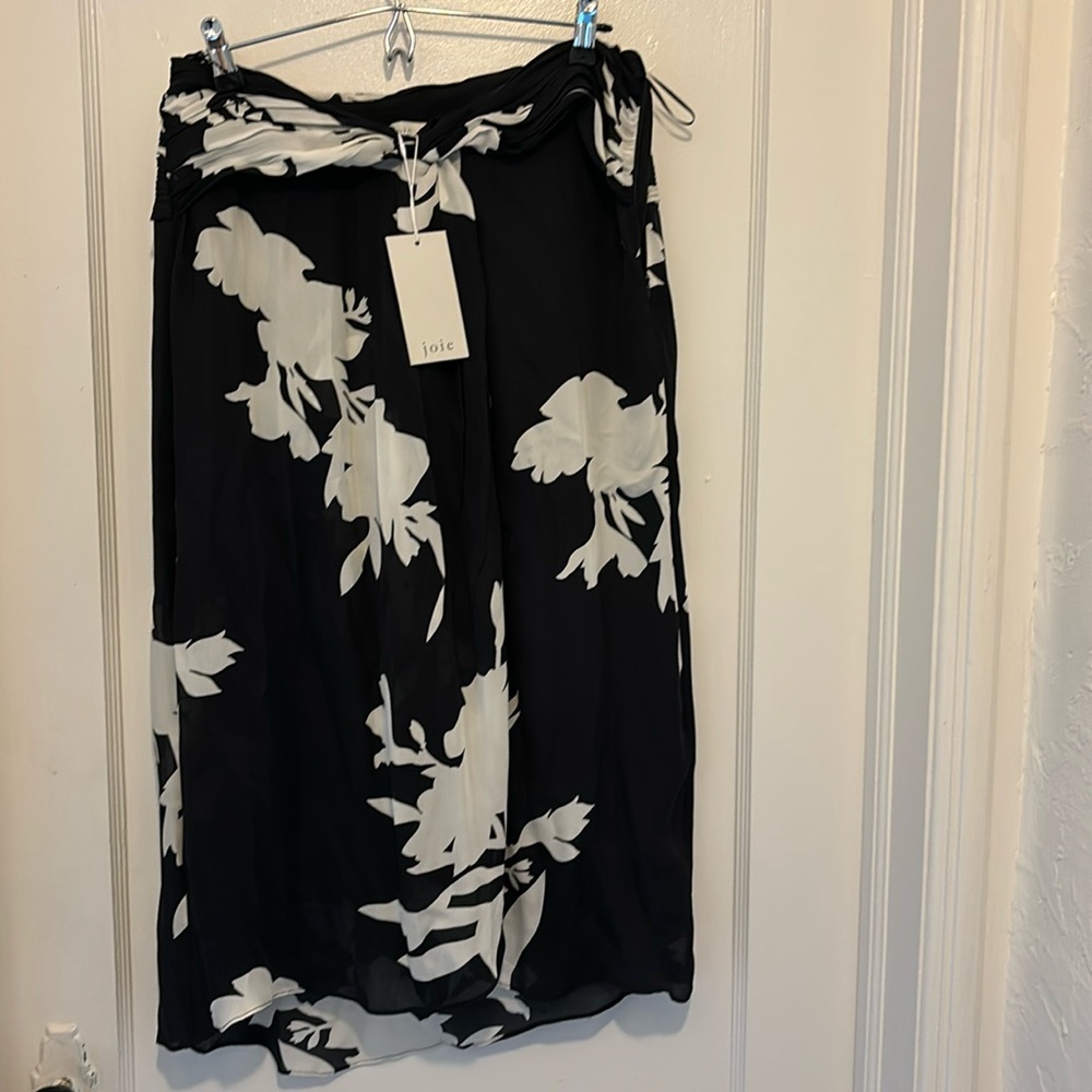 Joie skirt, size 12, NWT, caviar, twist front
